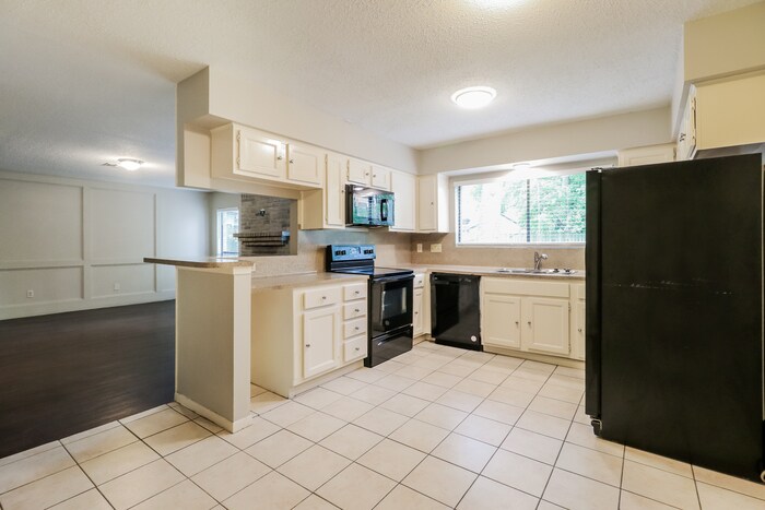 Building Photo - 18527 Sweetmeadow Dr
