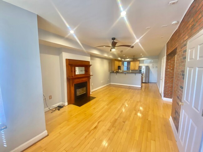 Building Photo - Mt Vernon Triangle Spacious 2 Bed 2.5 Bath...