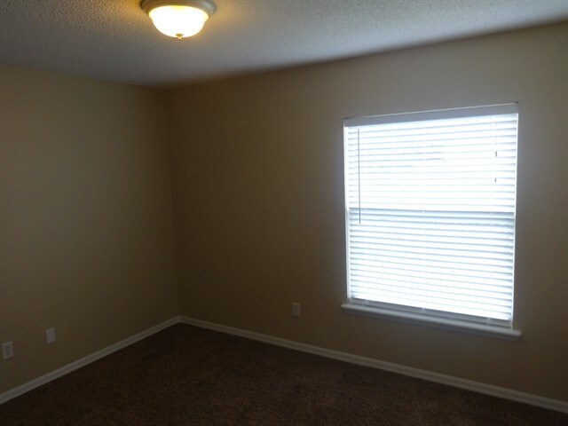Building Photo - 9640 Clinton Corners Dr