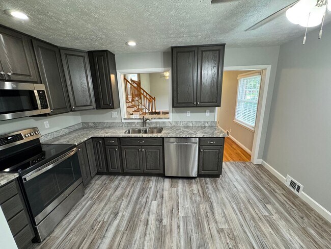 Building Photo - Spacious 4 Bedroom in Fern Creek