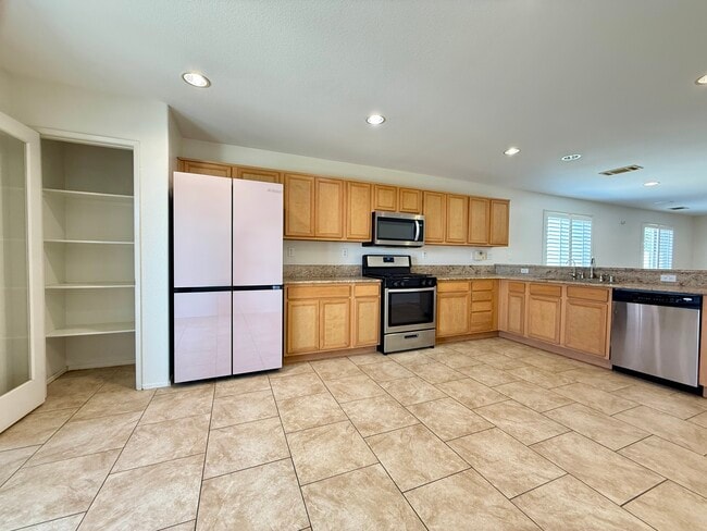 Building Photo - 44608 Avenida Linda