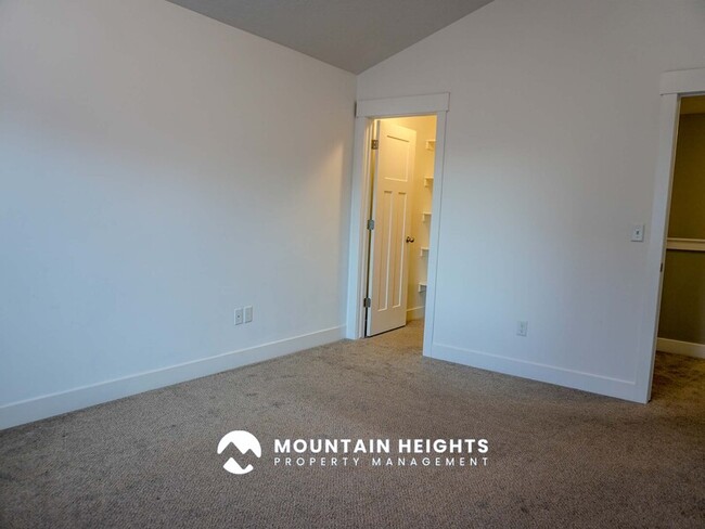 Building Photo - 824 Newfield Dr