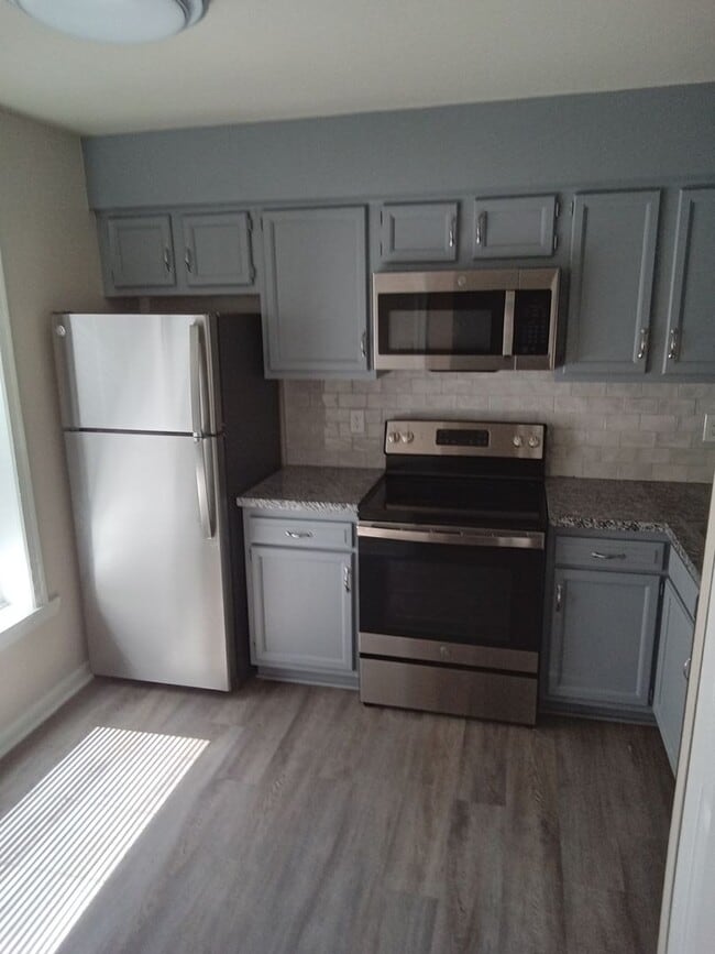 Building Photo - SIGN A LEASE BY 7/18 & GET $100 OFF RENTAL...