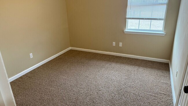 Building Photo - MOVE-IN SPECIAL: 50% OFF 1st FULL MONTH'S RENT!**