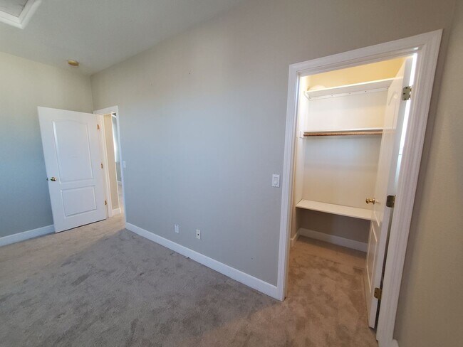 Building Photo - STUNNING SPACIOUS 5 BEDROOM HOME IN CONCOR...