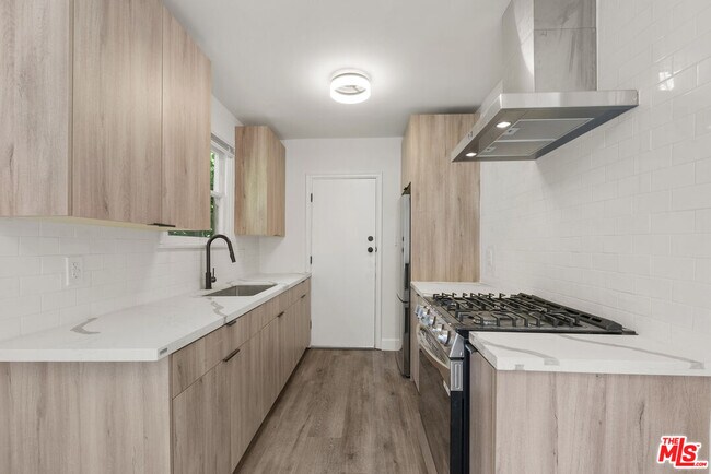 Building Photo - 308 S Reeves Dr
