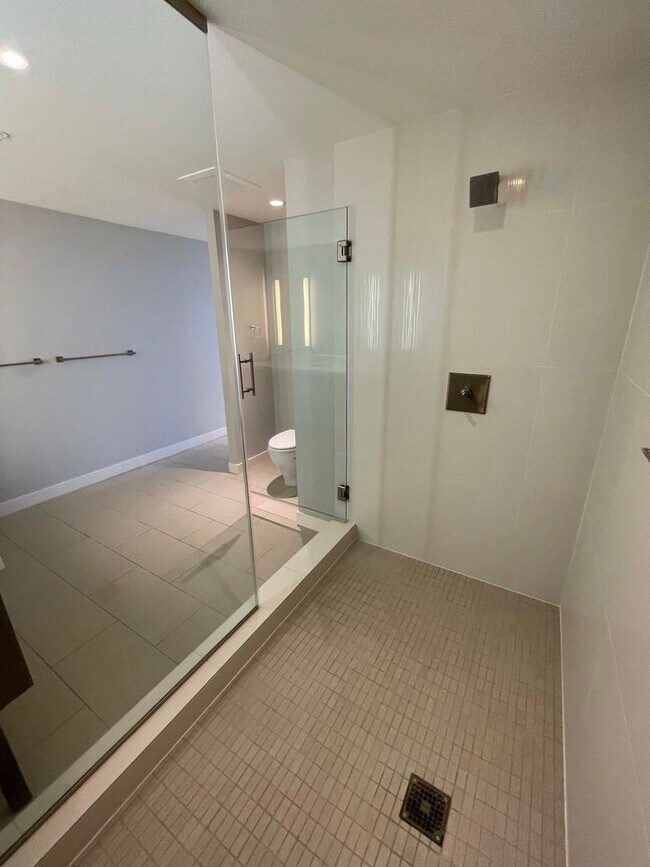 Building Photo - Symphony Honolulu! Luxurious 3 bedroom 2 bathroom in Kakaako with 2 assigned parking stall