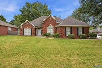 Building Photo - 210 Pebble Brook Dr
