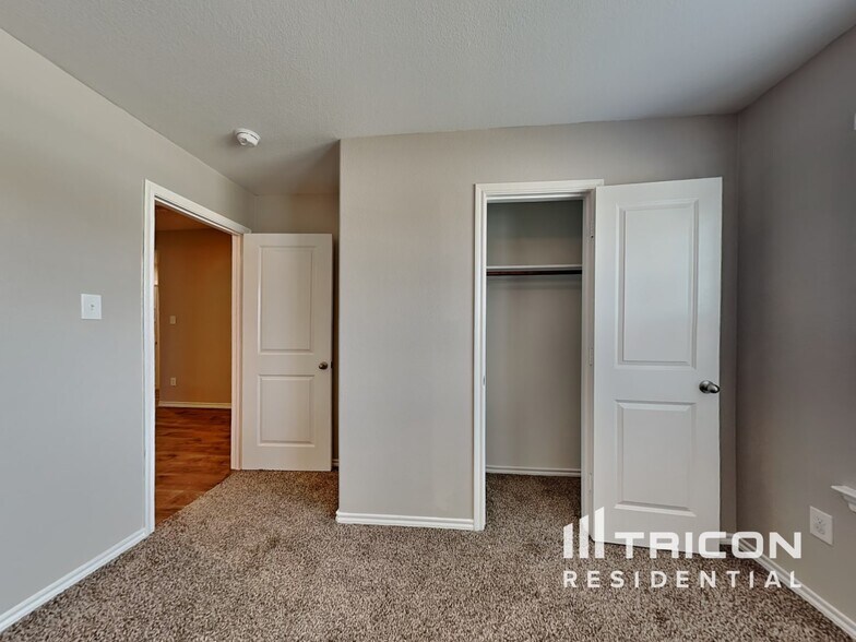 Building Photo - 821 Alton Dr