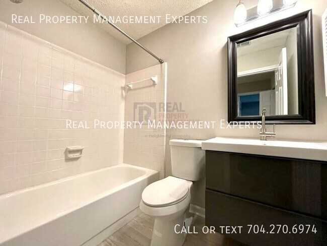 Building Photo - 5003 Sharon Rd