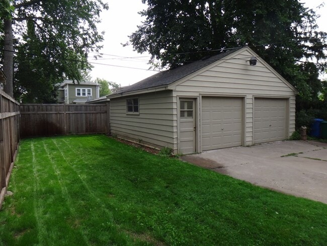 Building Photo - 3br/2ba Linden Hills Charmer - Great Location, Professional Management!