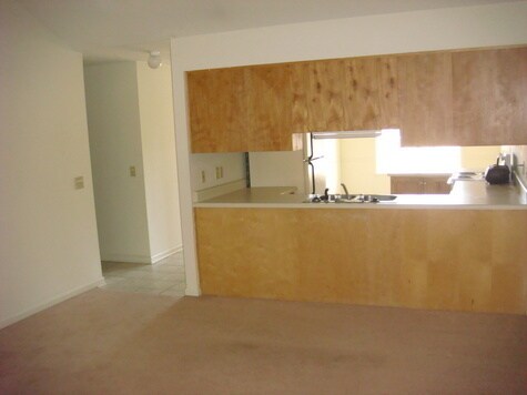 Building Photo - 3 Bedroom/ 2 Bathroom Available in August!