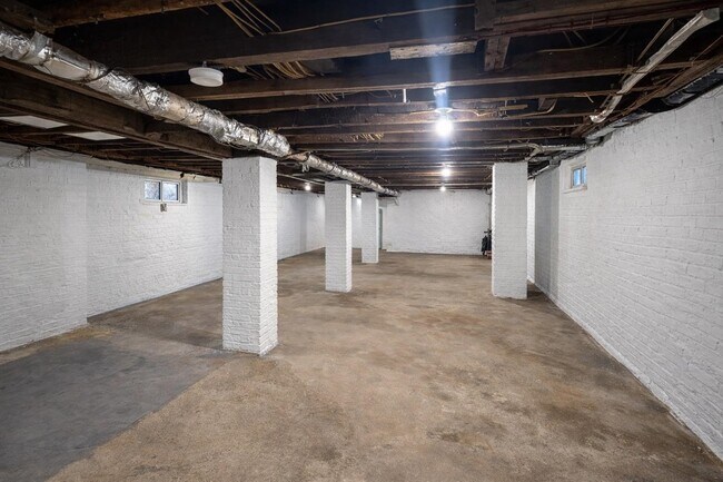 Building Photo - 64 S 13th St