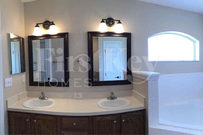 Building Photo - 3668 Sandhill Crane Dr