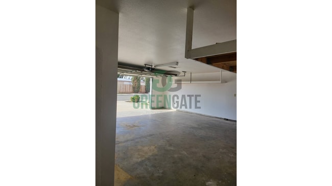 Building Photo - NOW AVAILABLE! Make this spacious 4 bedroo...
