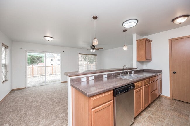 Building Photo - 3 Bedroom 2.5 Bath with fenced yard