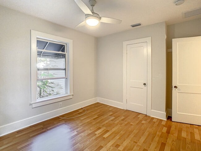 Building Photo - Charming two bedroom two bathroom cottage in North St. Petersburg Fully Updated.