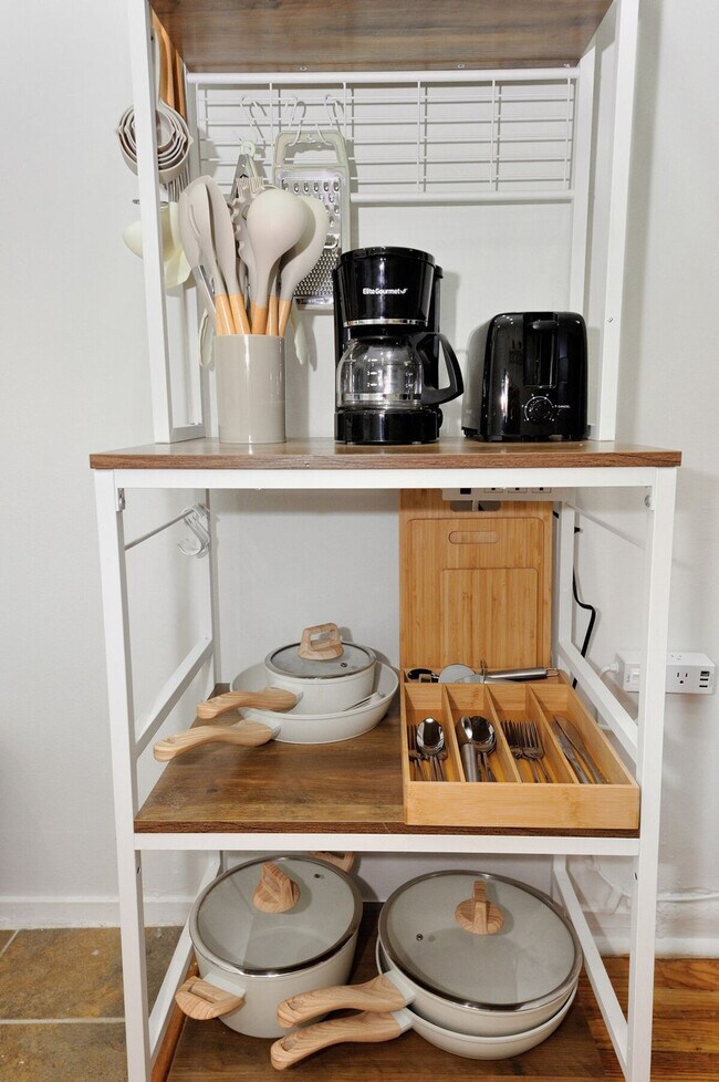 Building Photo - 388 W 38th St