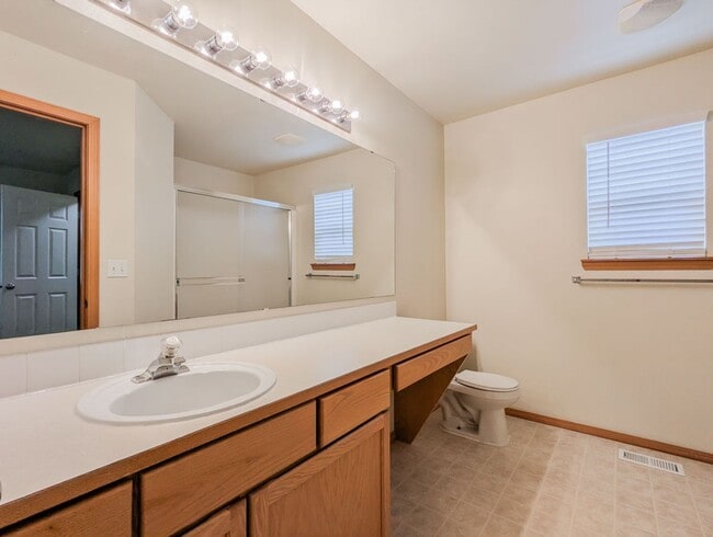 Building Photo - **Move-In Special** Spacious 3 bed, 2 bath...