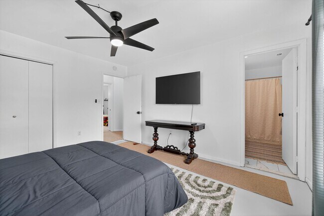 Building Photo - Gorgeous Newly Renovated 3 BR, 2.5 BA Town...