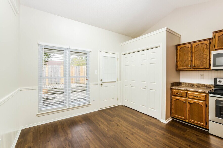 Building Photo - 10340 Palmer Cove