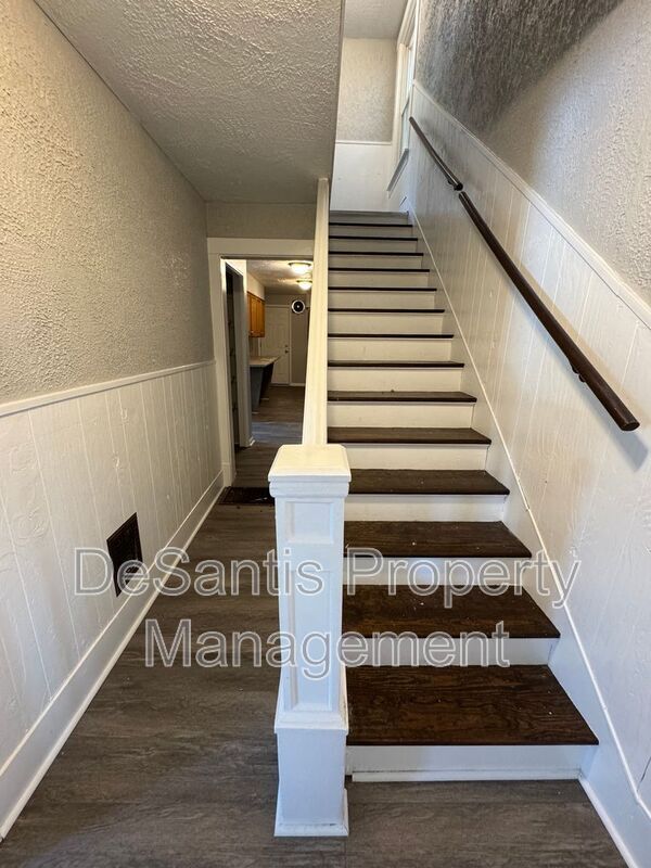 Building Photo - 718 Ridge Ave
