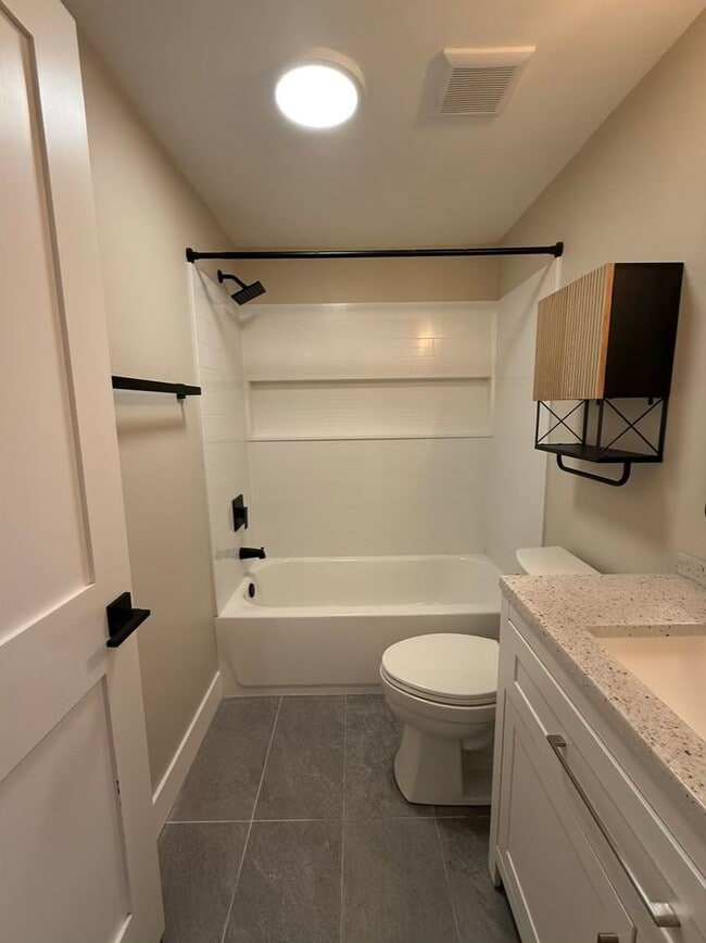Building Photo - 3 Bedroom 2 bathroom House! Move in Special!