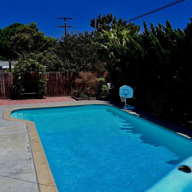 Building Photo - Available August 2026- 5 Bedroom with a POOL - on MARY LANE