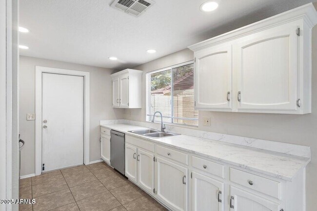 Building Photo - 1525 W El Alba Way