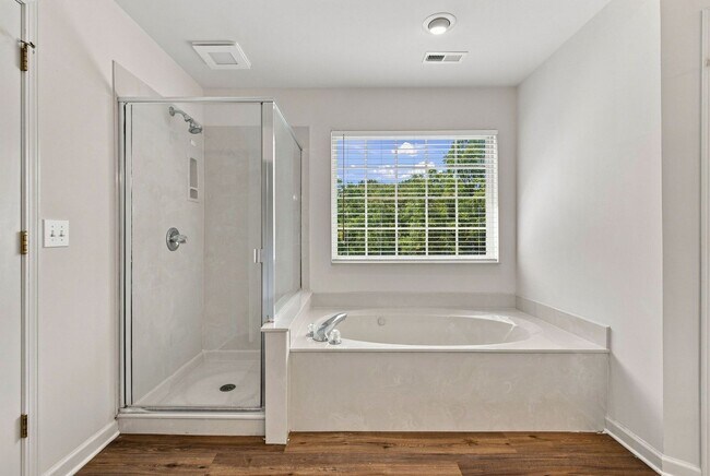 Building Photo - 605 Brelan Ct