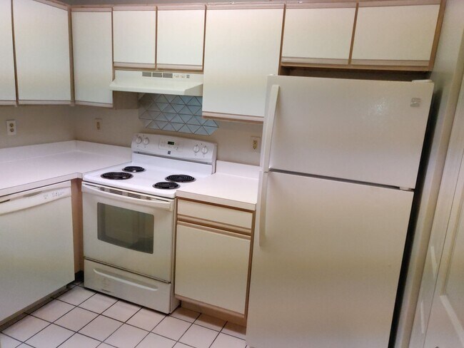 Building Photo - Charming 2 Bedroom/ 1 Bathroom Condo in Parkville, MD!