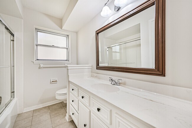 Building Photo - 2005 La Salle Ln