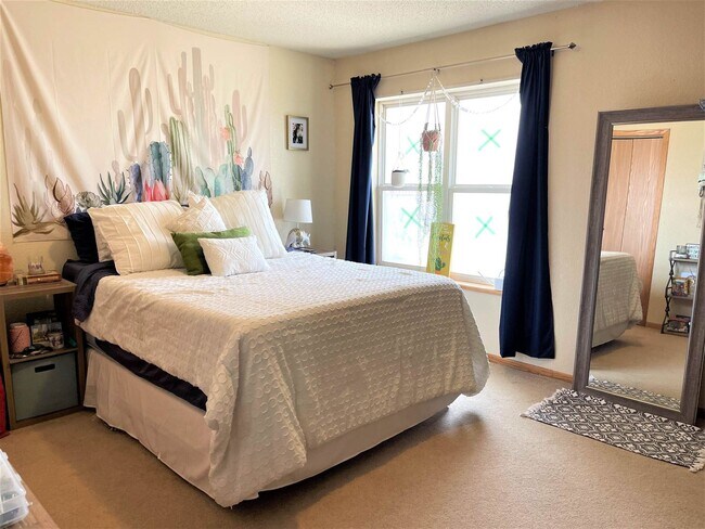 Building Photo - 1933 Northwestern Ave