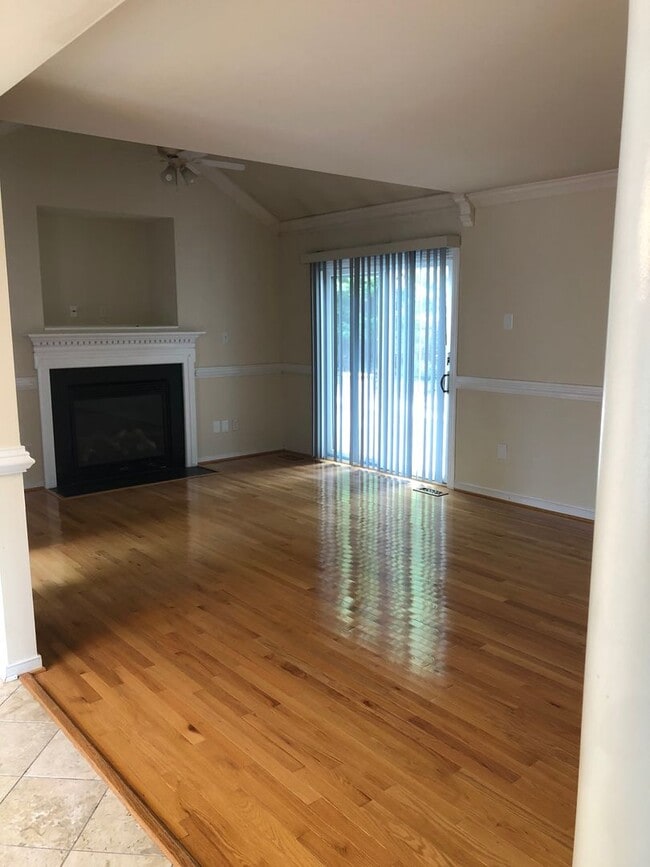 Building Photo - Stunning 4bdrm/2.5bth Home w/Loft Located in Chesterfield! Fenced in Backyard, 2 Car Garage, and ...