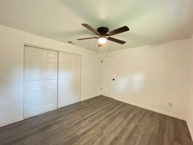 Building Photo - Newly Renovated 2/1 Duplex in Lake Helen FL!