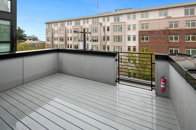 Building Photo - 109 22nd Ave E