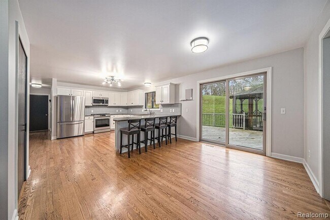 Building Photo - 695 Heritage Dr