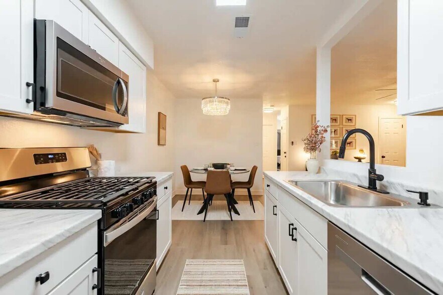 Primary Photo - 1751 Horseshoe Cir