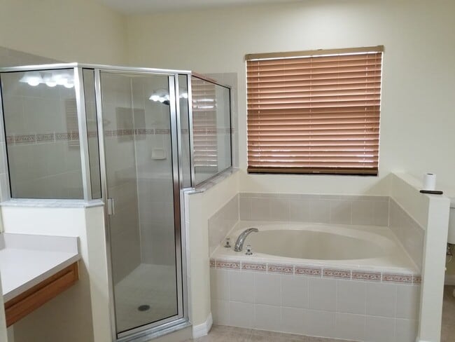 Building Photo - Beautiful 4 bed 2 bath home in Villa Sol C...
