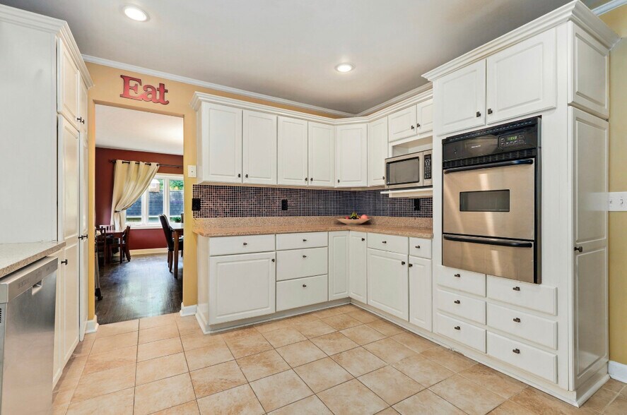 Kitchen - 511 Krause Ave