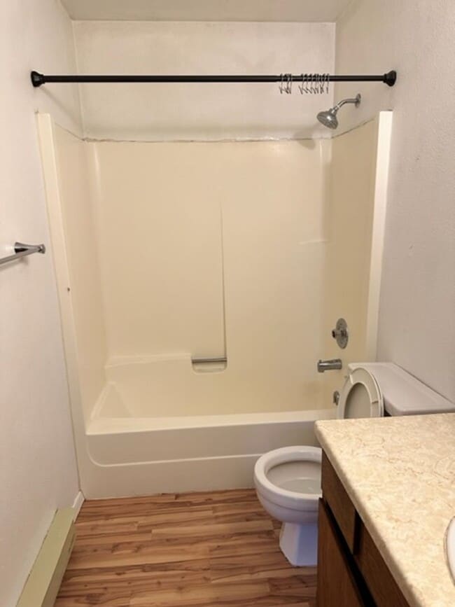 Building Photo - Spacious 6BD 2BA House