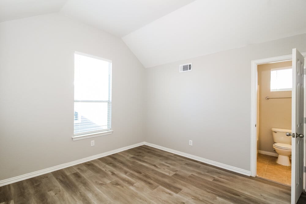 Building Photo - 9854 Cedarcrest Dr