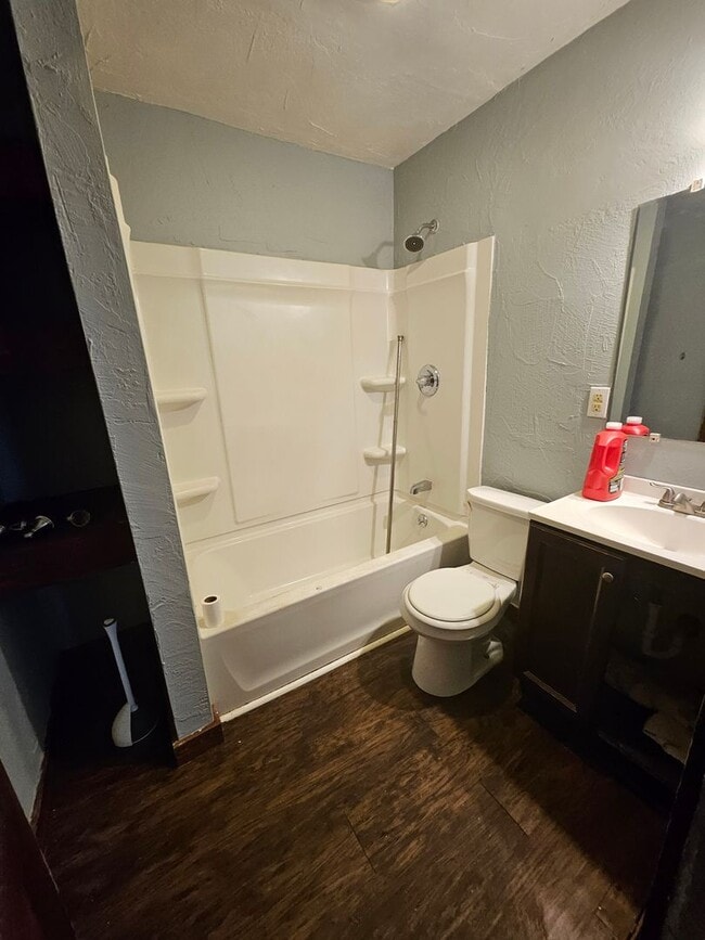 Building Photo - Lower 2 bedroom unit East Side