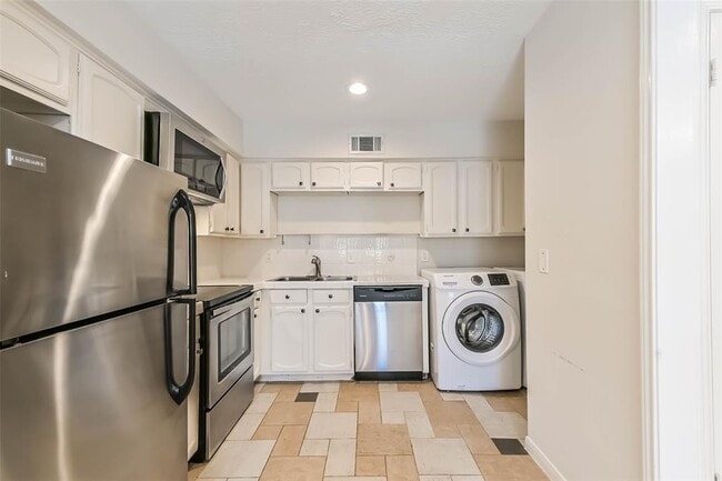 Building Photo - 496 N Post Oak Ln