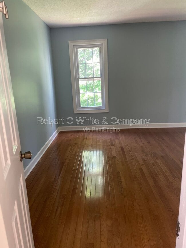 Building Photo - 402 Cambridge Cmns