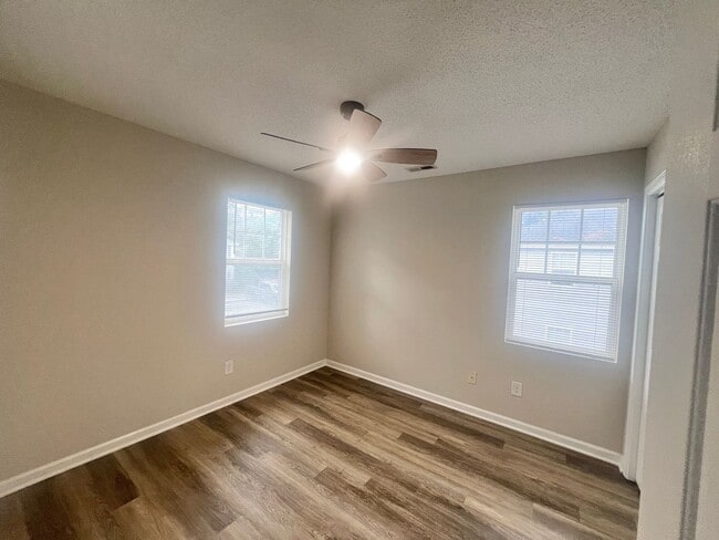 Building Photo - RENT SPECIAL! UPDATED MODERN UNIT! 3BR Clo...