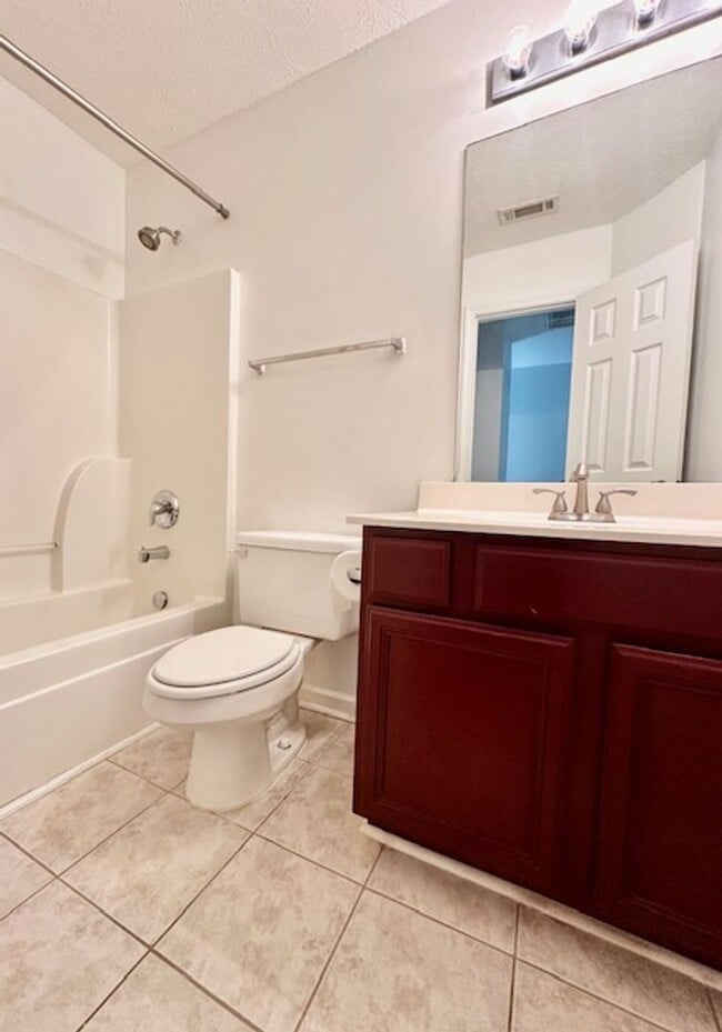 Building Photo - Welcome Home! Rare 3 Bedroom 2.5 Bath Town...