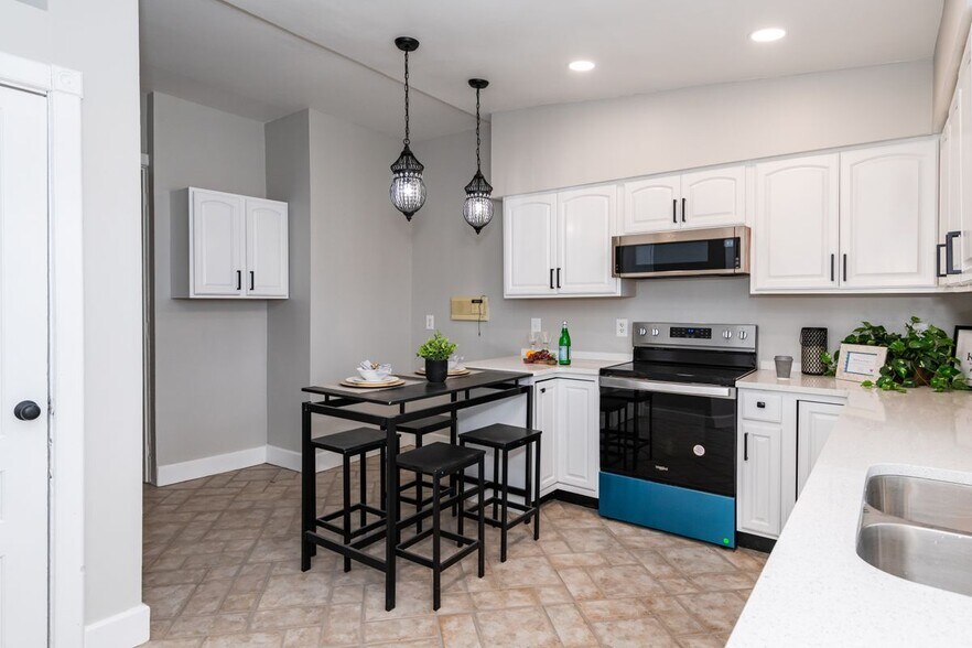 Building Photo - 130 Mound St