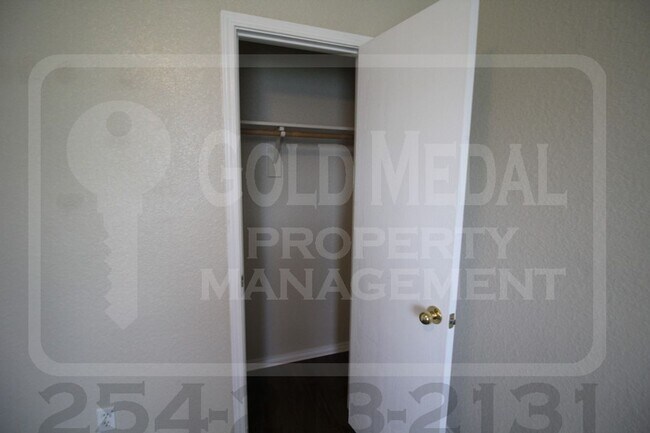 Building Photo - 2701 Alma Dr