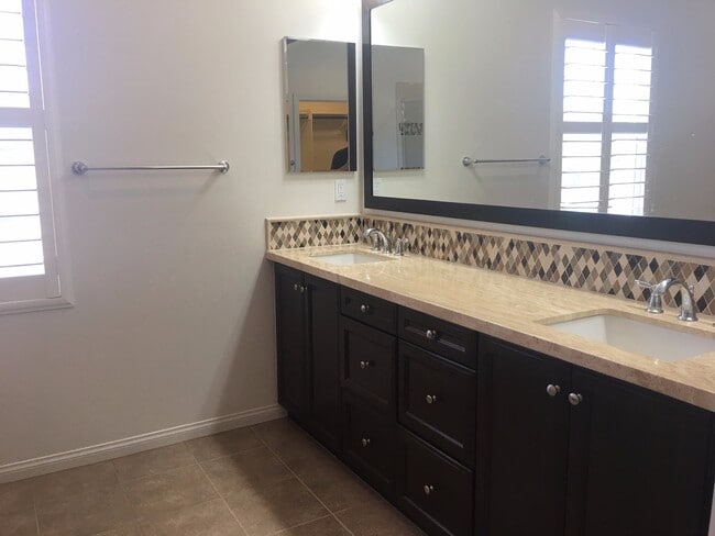 Building Photo - Move in Ready Home in the Beautiful Del Su...